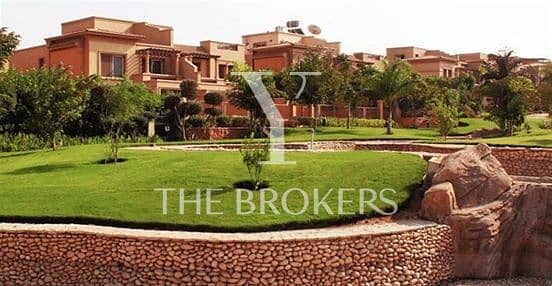 إطلالة مباشرة على البحيرة والمساحات الخضراء: توين هاوس للبيع في ميدوز بارك (Meadows Park)