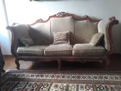 انترية كنبة و ٢ فوتيه حالة جيدة جدا للبيع