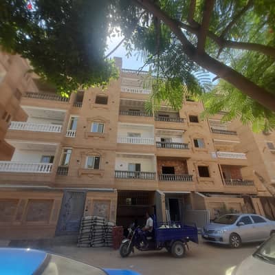 Villa facade 240 meters ground with garden for sale in Hadiqet Al-Ahram