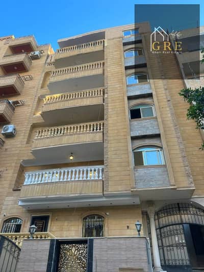  فرصة ذهبية للبيع شقة 240م بتشطيب ألترا سوبر لوكس وأول بلكونة داخل الحي الرابع 4th District 6 October بموقع مميز قريب من الخدمات والمحاور