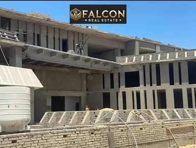 محل تجارى للبيع استلام شهور بتطشيب VIP بواجهه على مطار القاهره الدولي واقساط 7 سنين بـ كومباوند تاج سيتى