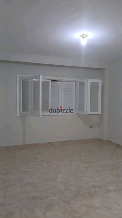 شقة للبيع متشطبة بالكامل جاهزة للسكن موقع مميز علي الشارع الرئيسي كورنر بحري شاملة العدادات حصة في الارض والجراج متاح اسانسير 130 متر في مدينة نصر