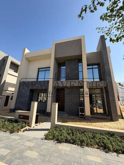 توين هاوس موقع متميز جدا يطل علي مساحات خضراء واسعة ويطل مباشرة علي المسطحات المائية استلام ٢٠٢٧ للبيع في كمبوند سعادة Saada Compound