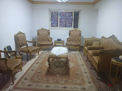صالون للبيع