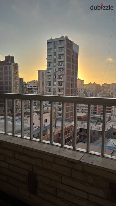 شقة للبيع في زيزينيا خلف مدرسه زيزنيا بنات وعلي بعد خطوات لشارع ابو قير ومسجد يحي مساحه الشقه 135م مطلات مفتوحه
