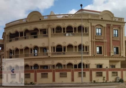 Apartment for sale in Yasmine 7 with a separate private entrance from the rest of the villa, with a classic façade, measuring 190 square meters, including 3 bedrooms, one of which is a master bedroom with a bathroom and dressing area, and it has 3 bathrooms.