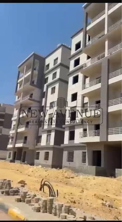 شقة مشطية بالكامل بالقرب من نادي هليوبوليس الرياضي وباتيو كازا و جراندا  التسليم خلال عام واحد للبيع في مايان الشروق Mayan من تطوير شركة إس تي إم