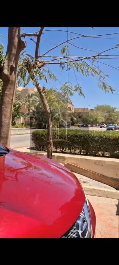 For sale, a private villa in Yasmeen Villas 3, with an area of 610 meters, ground and first floors. An apartment with an area of 280 meters, finished. A distinctive location, a corner villa, original owner, a charming location.
