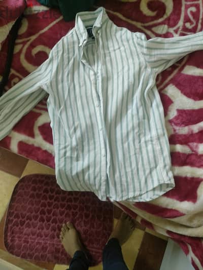 قميص زارا ملبوس مره واحده تلبيس صغير ميديام ب ٢٥٠ جنيه