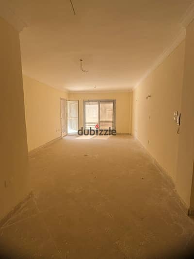 For sale, an apartment in Compound Dar Misr in Al-Andalus, New Cairo, directly on the southern ninety and in front of the Hyde Park Compound, and minutes from the American University. Area: 130 sqm, repeated floor.