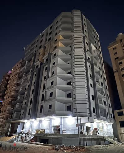 فرصة مميزة لامتلاك شقة 170م بالهضبة الوسطى (أرض المباحث)، تشطيب فاخر وأول سكن داخل برج مودرن. موقع حيوي وخدمات متكاملة. احجز وحدتك الآن واستمتع بأفضل