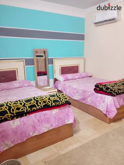 شقه مفروشه ٣غرف مكيفه بالكامل وريسيبشن كبير  وفيها النت شاشه كبيره سمارت شارع البنك الاتش اس بي سي دقيقه مشي لكورنيش المعادي منطقه حيويه وتجاريه وفيها كل الخدمات ابراج حديثه الدور ال١٣ وقريبه لمستشفي السلام الدولي والنيل بدراوي ومستشفي جنين لاسر العلاج وا