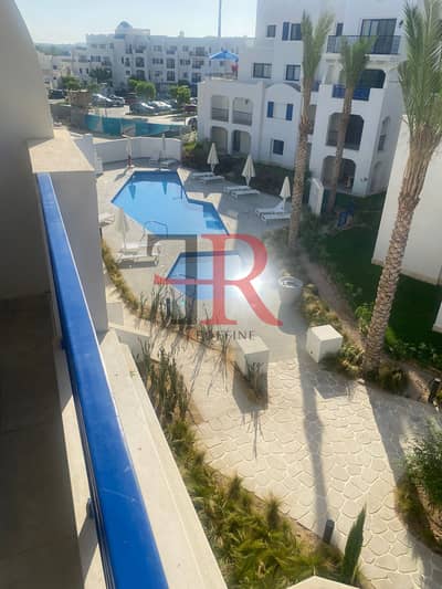 شاليه للإيجار مفروش بالكامل مباشرة على حمام السباحة في مراسي جرييك الساحل الشمالي
