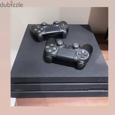 Playstation 4 Pro 1TB للبيع  استخدام خفيف جدا