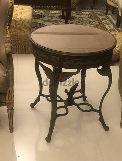 ترابيزه انتيك قديم جداً نحاس