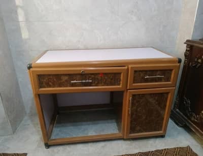 مكتب الوميتال جديد لم يستخدم ب ٣٠٠٠ جنيه للتواصل 01112574315