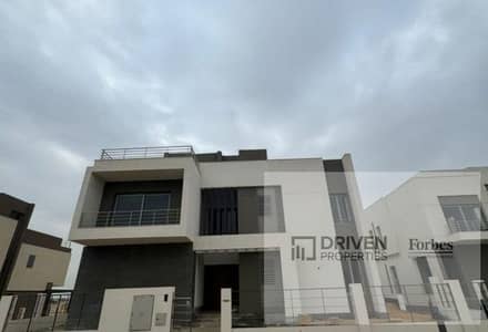 جراند فيلا للبيع في مرحلة Whyt كمبوند او ويست 6 أكتوبر طريق الواحات وصلة دهشور الجيزة O West Compound 6th Of October Al Wahat Road