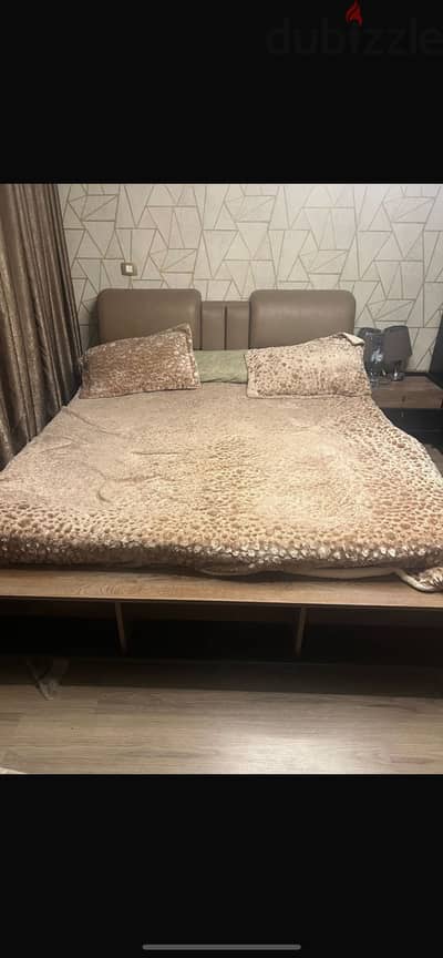 سرير و ٢ كومود من hub furniture