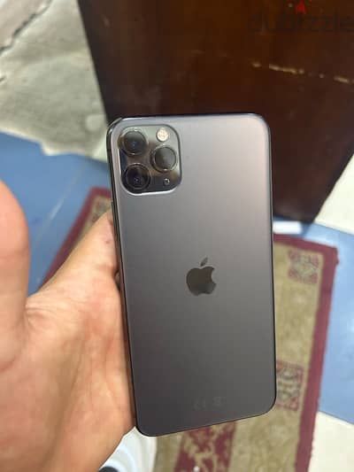 ايفون 11 pro max السعر 18500 وقابل  للتفاوض 01065448771