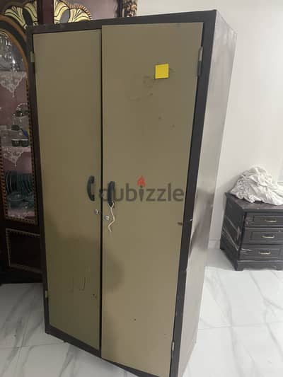 عدد 22.  دولاب. حديد. صاج.   نظيف. جدا.  الاتنين. ب4000