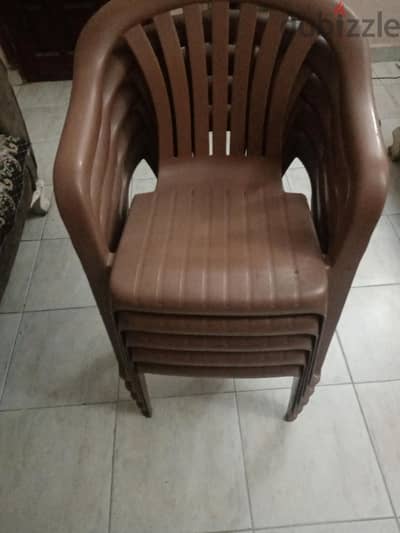 كراسي بلاستيك عدد 6 كراسي
