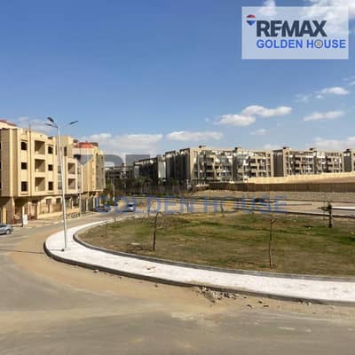 Prime Investment Opportunity in Family Housing – Golf District!   Corner building in a premium location, directly on a main square, facing Granda Li
