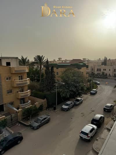 شقة روف للبيع تشطيب الترا مودرن فى الحى السادس فيلات بالقرب من الطريق الرئيسي
