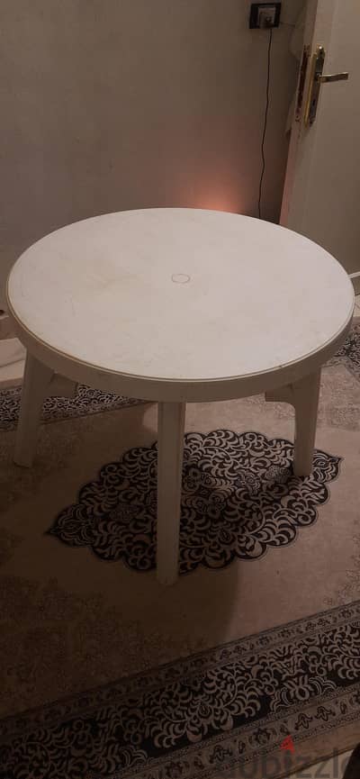 طاوله دائريه مع ٤ كراسي  + سرير رحلات