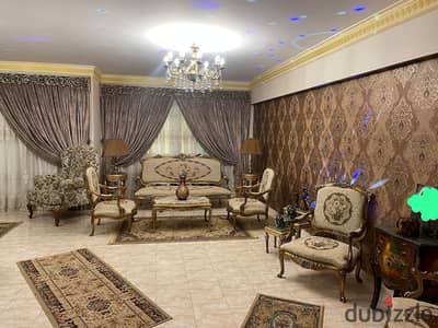 For sale an apartment with custom finishes with gas on a typical floor There is an elevator with The kitchen, chandelier and curtains The area is 182M