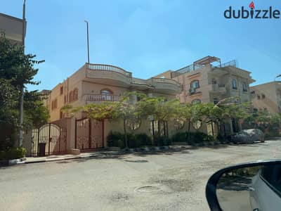 فيلا للبيع في العبور في الحي الخامس متشطبة بدروم وأرضي واول متشطب