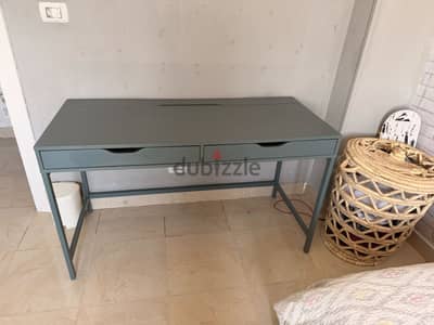 مكتب من ikea استعمال سنتين فقط حاله جيده جدا
