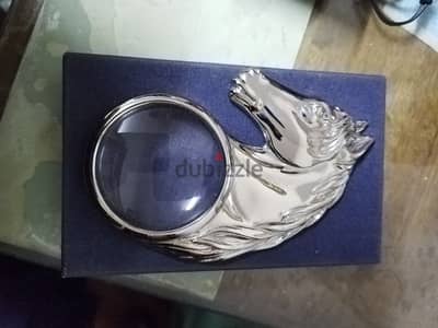 عدسه مكبره من هدايا فندق شيراتون