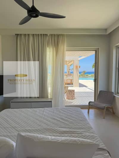 Last chalet with super lux finishing, equipped with air conditioning and a breathtaking view overlooking the lagoon. A few steps to the beach at a special price and with a huge discount from June Sodic. It's located in a very special location.