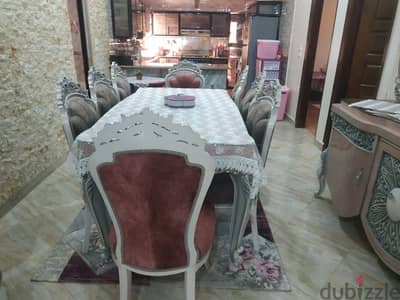 غرفه سفره مكونه من نيش وبوفيه و٨كراسي استعمال خفيف