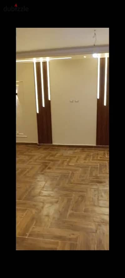 Apartment for sale in Zahraa El Maadi, next to Maadi Traffic Department, with a front and sea view. Area: 130 sq mConsists of 3 bedrooms, reception, ki