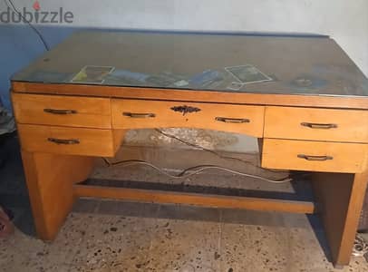 مكتب خشبي بيج عليه بنورة زجاج