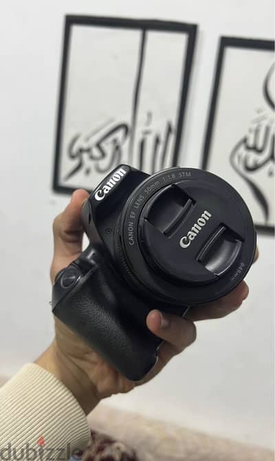للبيع Canon EOS 250D بحالة ممتازة
