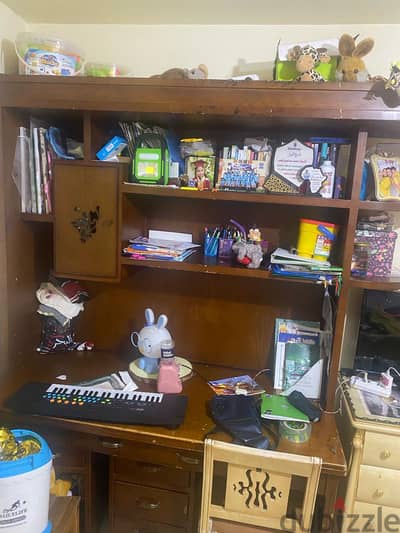 مكتبة بمكتب خشب محمل معمولة عمولة