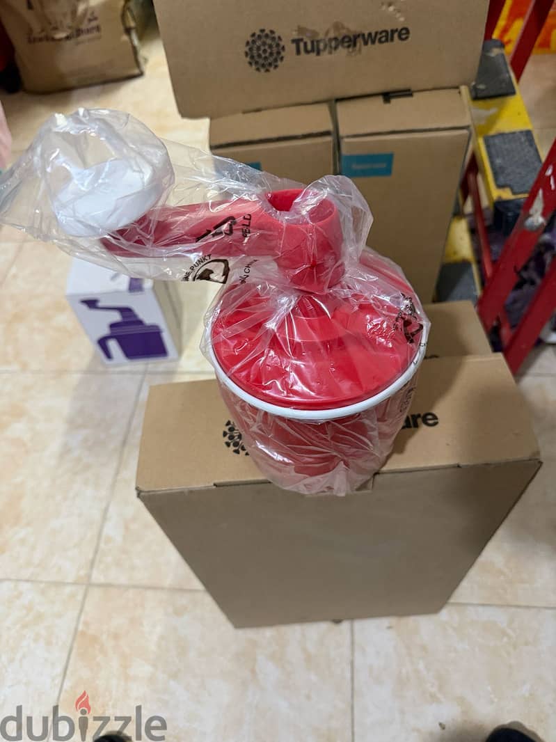 Tupperware manual food processor / hand-powered chopper. 1