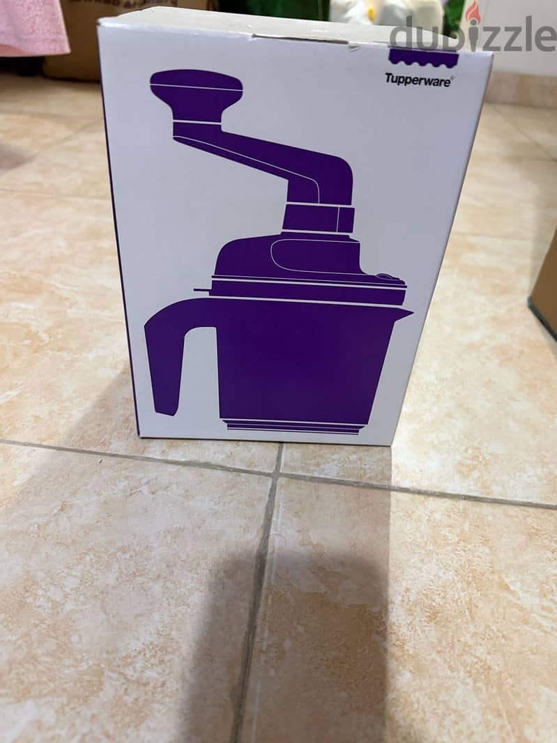 Tupperware manual food processor / hand-powered chopper. 2