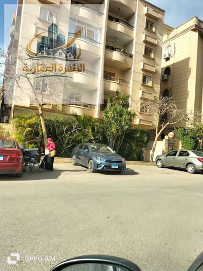 Roof for sale in Al-Nargis, legal buildings 25%, net area 462m on a land of 717m, elevator up to the roof, suitable for building 3 apartments, prime location, price 5.5 million. For contact: 01113803286.