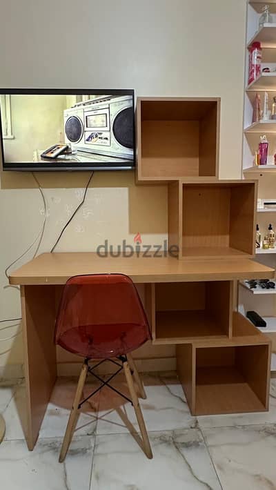 مكتب دراسه مع علب وكرسي بلاستيك وخشب