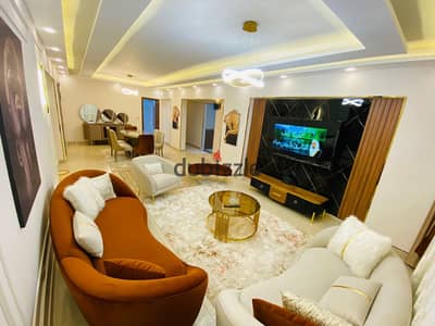 شقة مفروشة فاخرة أول سكن في قلب عباس العقاد مباشرة على شارع عباس العقاد الرئيسي، بالقرب من أشهر المطاعم والكافيهات والمولات والخدمات، مع سهولة الوصول