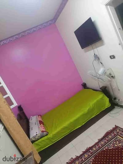 شقه نص فرش في قلب المعادي قريبه من المترو وميدان الحريه شارع جانبي خلف إسعاف المعادي الدور الربع سلم غرفتين لايوجد فيها غساله ولا ثلاجه