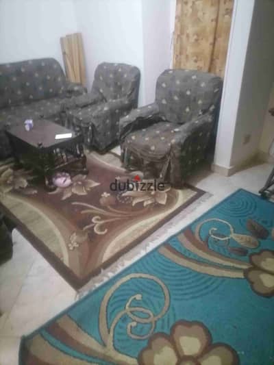 شقه مفروشه في المعادي قريبه من المترو وميدان الحريه شارع جانبي خلف مطافي المعادي الدور التاني سلم مكونه من غرفتين وريسبشن ٢حمام مطبخ غاز طبيعي