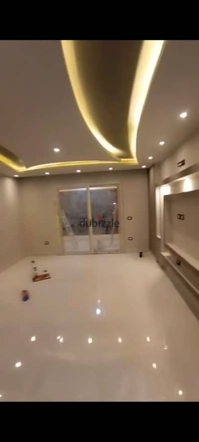 شقه للايجار في كمباوند المعادي جاردنز على طريق الدائري المعادي تشطيب الترا سوبر لوكس ثلاث غرف اثنين حمام تصلح للعرسان او جنسيات