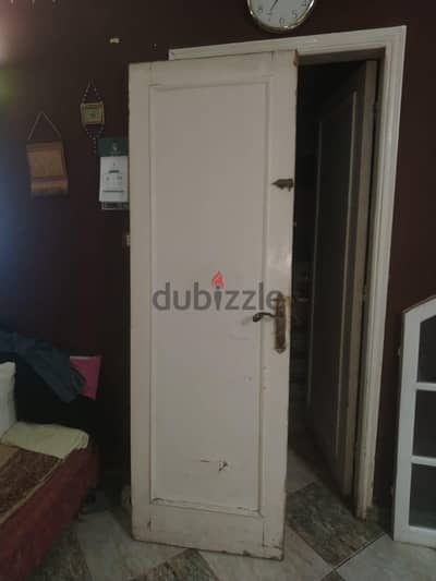 شباك بالزجاج و باب غرفة