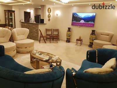 شقة مفروشة للايجار في كمبوند أمورادا ، تشطيب راقٍ وفرش كامل ، 253 متر ، دور متكرر ، متاح اسانسير