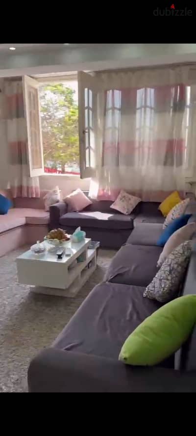 شقه للبيع في مدينة نصر الحي السابع ١٠٠ متر ٣ غرف وريسيبشن ومطبخ وحمام  دور اول سلم  الشقه تطل علي ٣ نواصي  حصه في الارض  مطلوب ٢ مليون ونص قابل للتفاوض