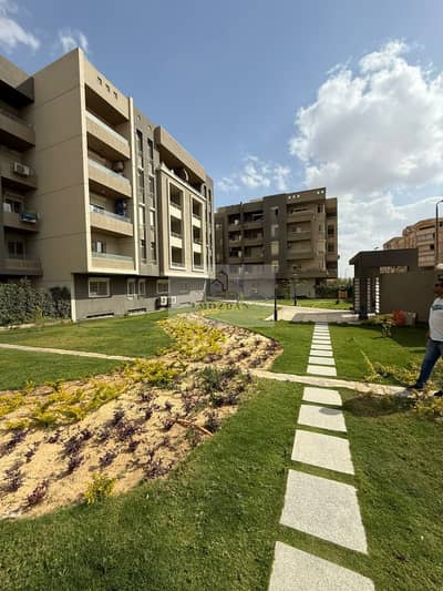 3-bedroom apartment for sale at a bargain price for a quick sale in the most prestigious compound next to Carrefour Zahraa El Maadi